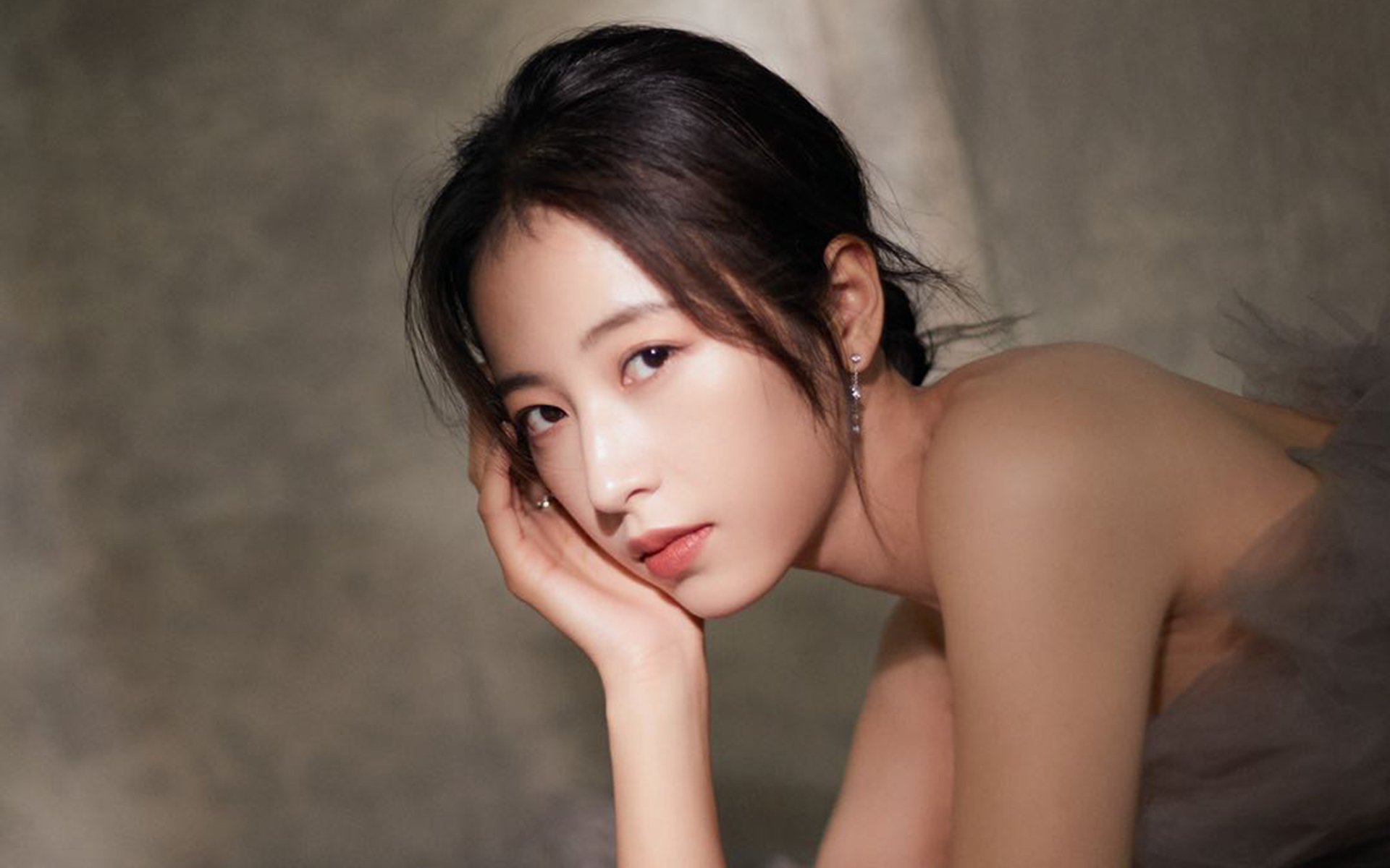 开云ky官网-两大体坛巨星同框，萨巴伦卡黑裙造型优雅出镜，萨巴伦卡身高